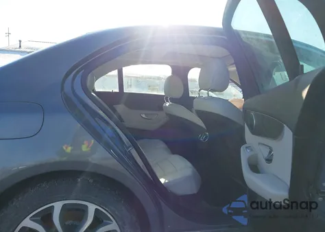 2017 Mercedes-Benz C 300 4Matic z USA, uszkodzony, nr VIN 55SWF4KBXHU192909